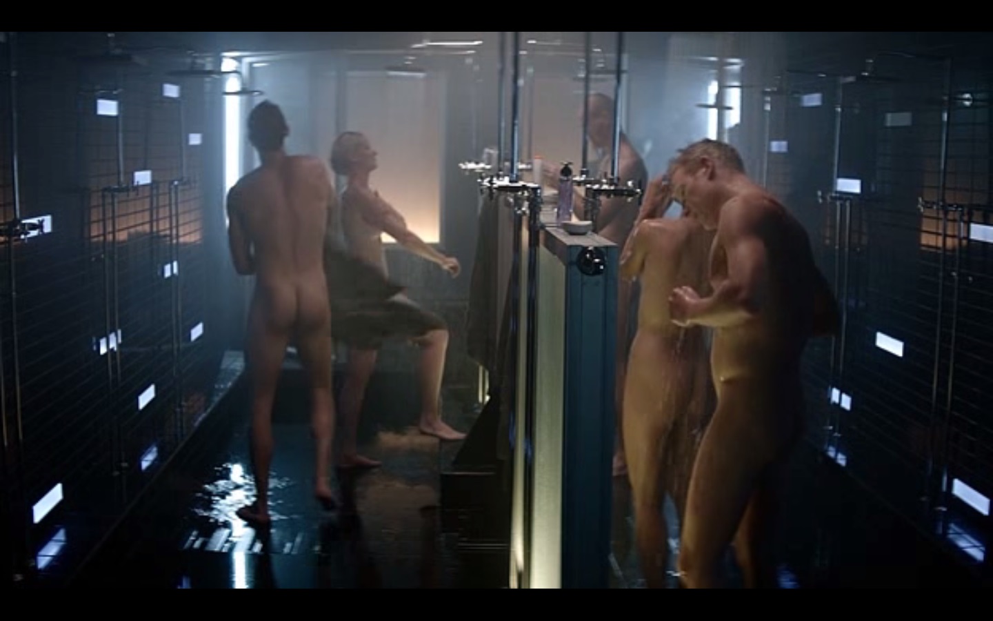 Dominion 1x01 - Christopher Egan, Jonathan Howard & Naked Extras.