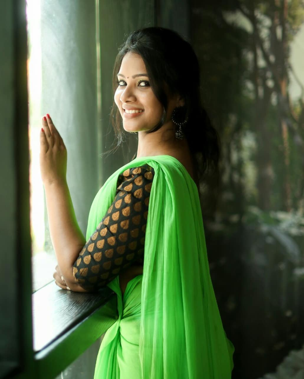 Television Actress Dhivya Dhuraisamy Hot Saree Photos Collection.