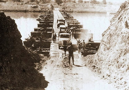 Egyptian army crossing suez canal