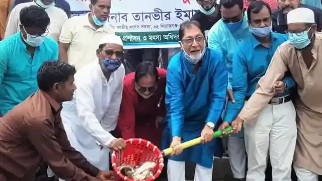 করতোয়ায় মাছের পোনা অবমুক্তকরণ করলেন এমপি তানভীর ইমাম