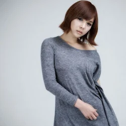 Kim In Ae Sexy in Grey and Red Dress Foto 1