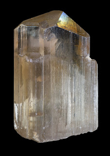 Seruzit (PbCO3) minerali.