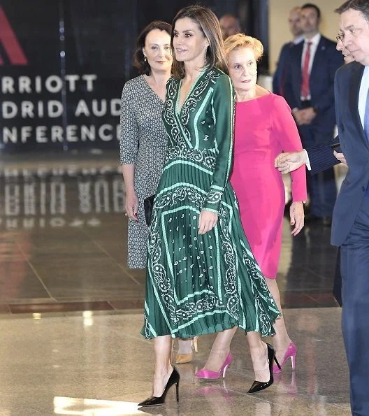 Queen Letizia wore Sandro long dress with scarf prints, and Prada toe Pump, and green earrings, and carried Nina Ricci Arc clutch.