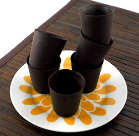 علب وأكواب من الشوكولاته تؤكل!