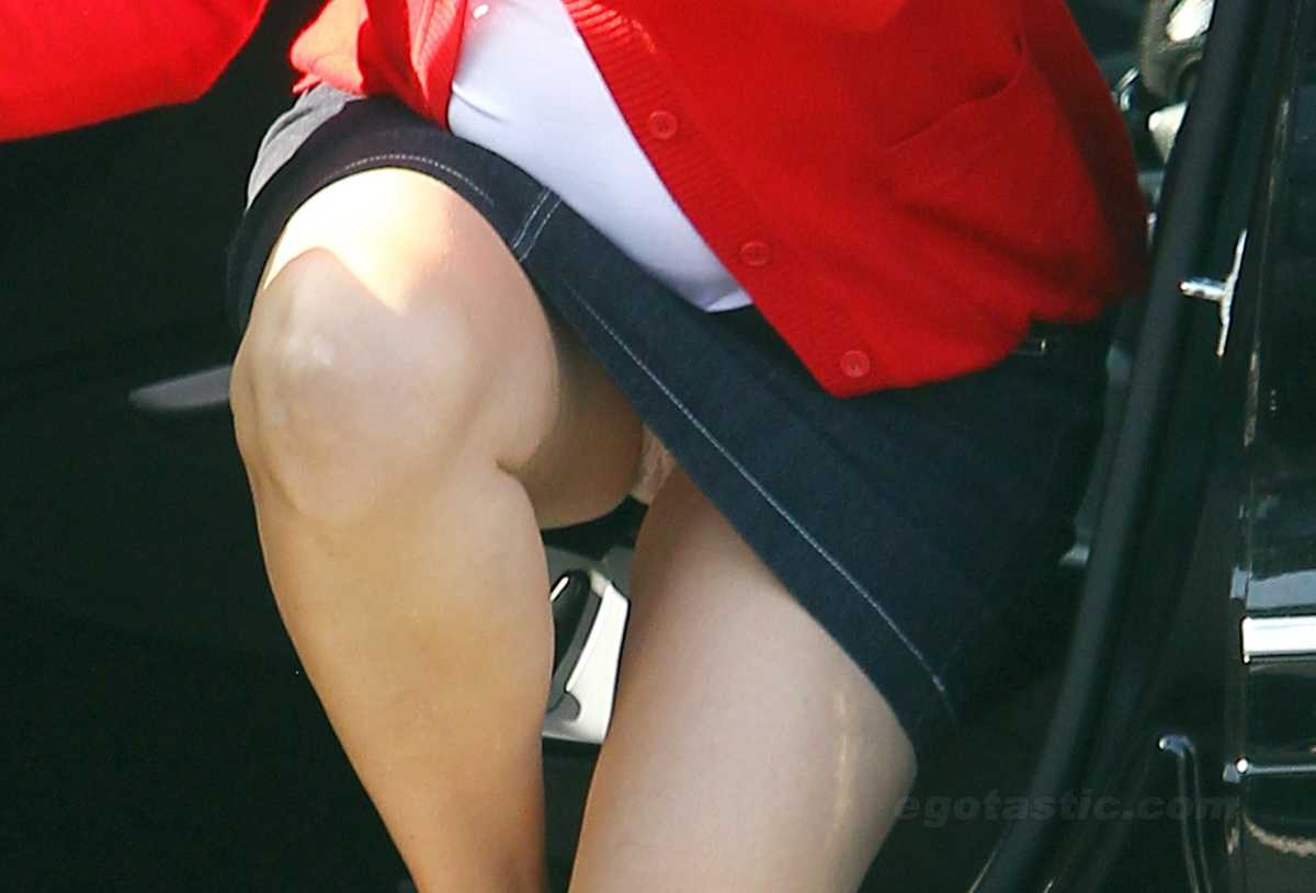 Jennifer Garner Upskirt White Panty in The Country Mart, Brentwood.