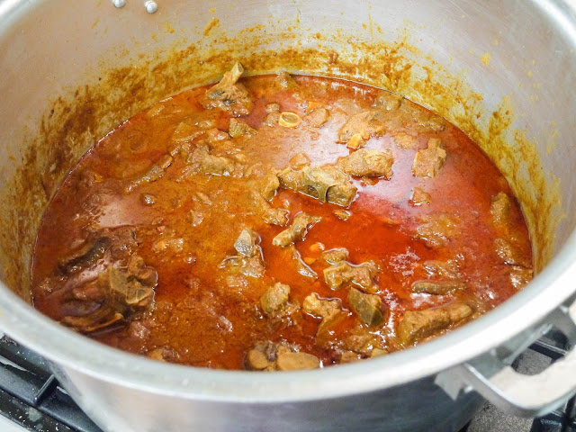 This Muslim Girl Bakes: Spicy Lamb Curry for 25.