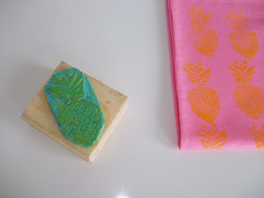 Personalizar unas servilletas con sello de piña