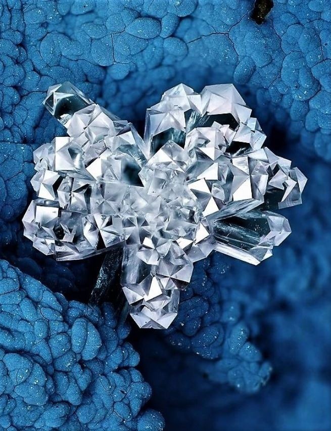 O stone. Филлипсит минерал. Красивые Кристаллы. Кристалл алмаза. Самые красивые Кристаллы.