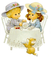 gif de duas crianças tomando chá com biscoitos numa mesa e um gatinho de prato na mão pedindo comida