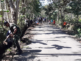 Babinsa Jebung kidul giatkan gotong royong membersihkan saluran air.