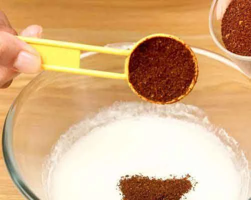 Ajoutez 1 cuillère à soupe de marc de café