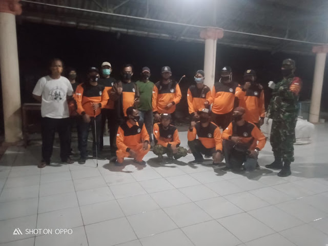 Babinsa Koramil Pedan Lakukan Penyemprotan Disinfektan di pasar Tradisional pada Malam Hari Babinsa Koramil Pedan Lakukan Penyemprotan Disinfektan di pasar Tradisional pada Malam Hari