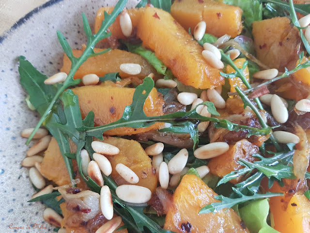 Ensalada tibia de calabaza, rúcula y piñones