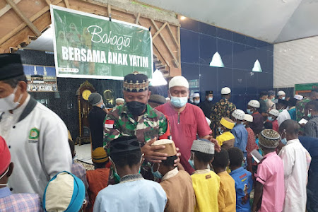  Satgas TNI Bersama Organisasi Islam Laksanakan Pemberian Santunan Terhadap Anak Yatim Piatu