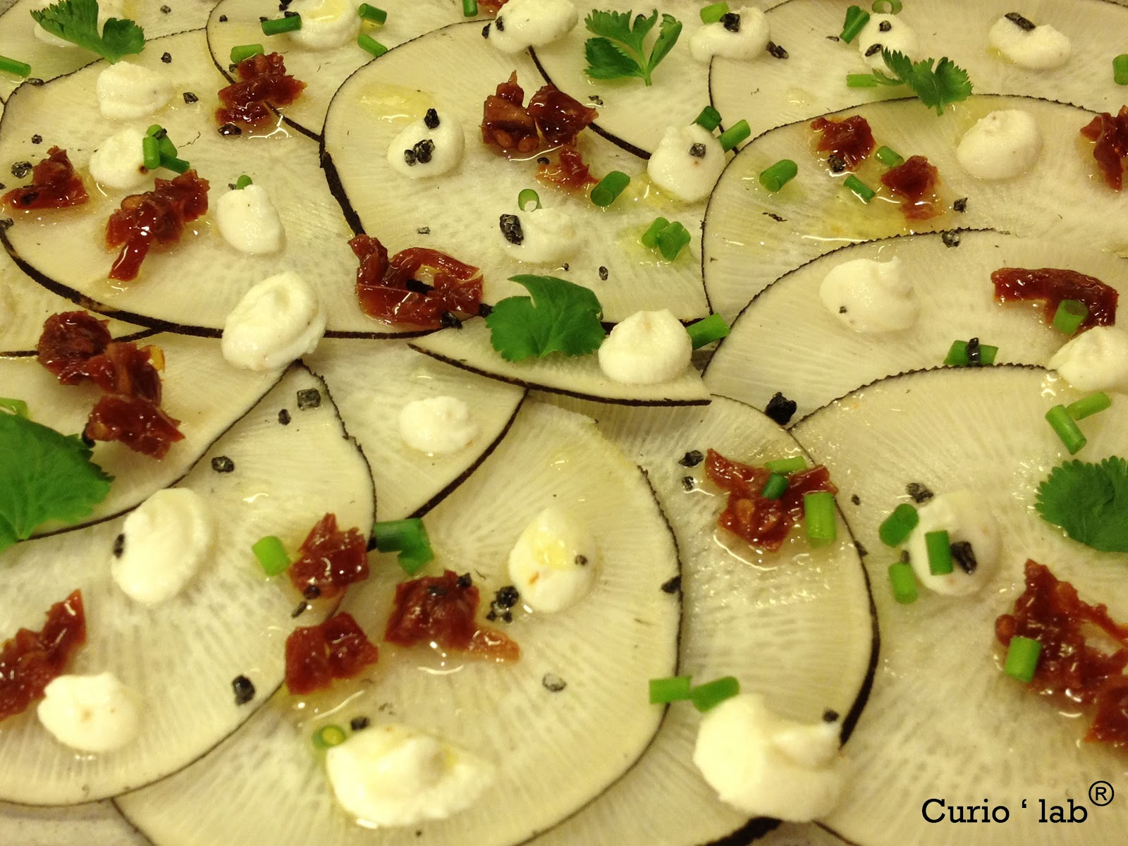 CurioLab': Carpaccio de radis noir, Ricotta, Vinaigrette à la tomate ...