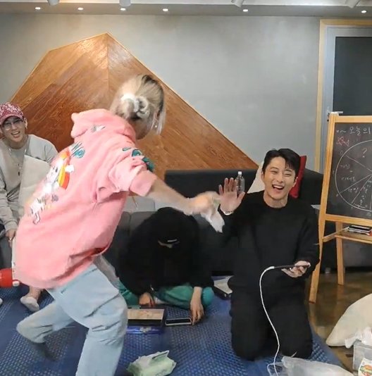 6시간동안 진행된 혼란의 카오스 + 대환장파티였던 브이앱 | 인스티즈