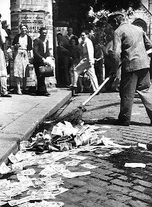 عکسی از سال ۱۹۶۴ کشور مجارستان که پول این کشور را از فرط بی ارزشی با جارو از کف خیابانها جمع می کرد