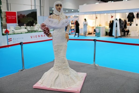 كعكة زفاف على شكل فتاة بسعر مليون دولار في دبي! صور
