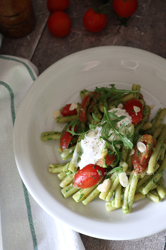 Casarecce con pesto di rucola, mandorle, burrata  e pomodorini