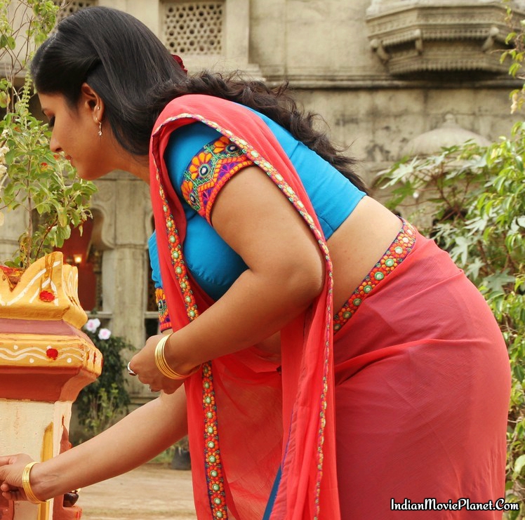 Poonam bajwa hot pink saree stills movie aranmanai