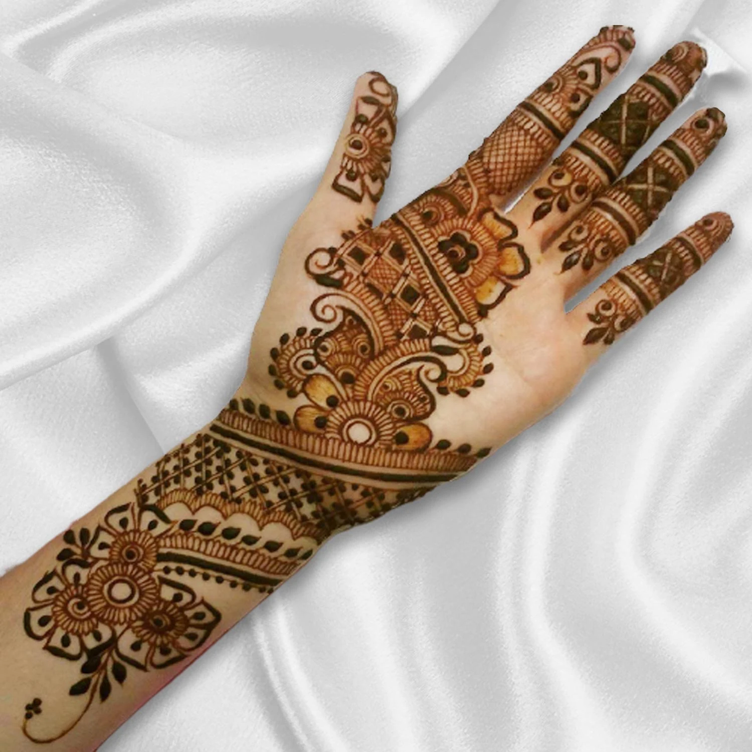 Forehand Mehndi Designs – Beautiful Front Hand Mehndi Designs # 06