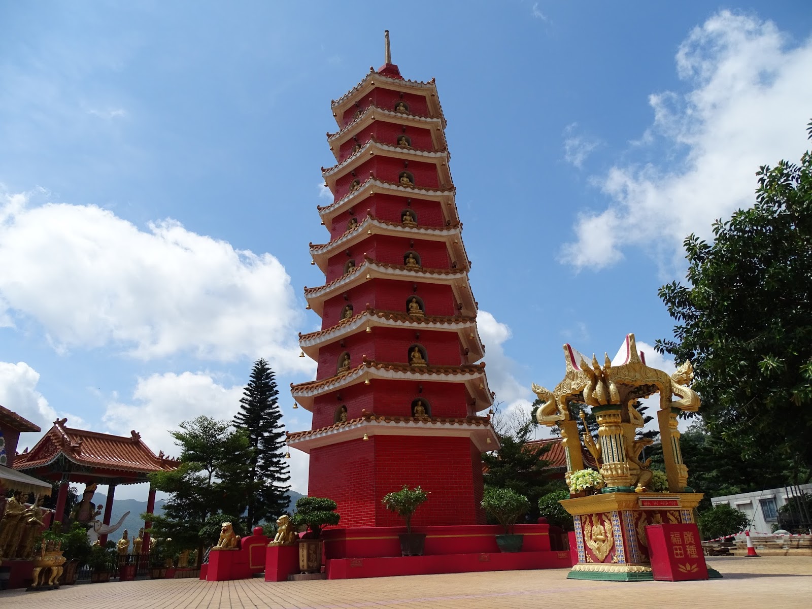 LaLaLand Ten Thousand Buddhas Monastery