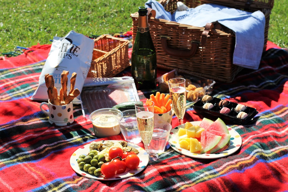 Устроить пикник на английском. Английский пикник традиции. Конкурсы на пикник. Пикники в разных странах. Английский пикник поезд.