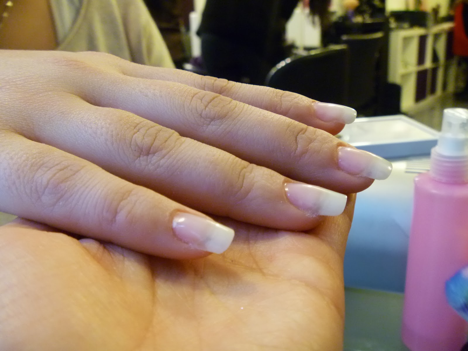 Fluffy Nails Poses de fauxongles gel naturelles sur clientes