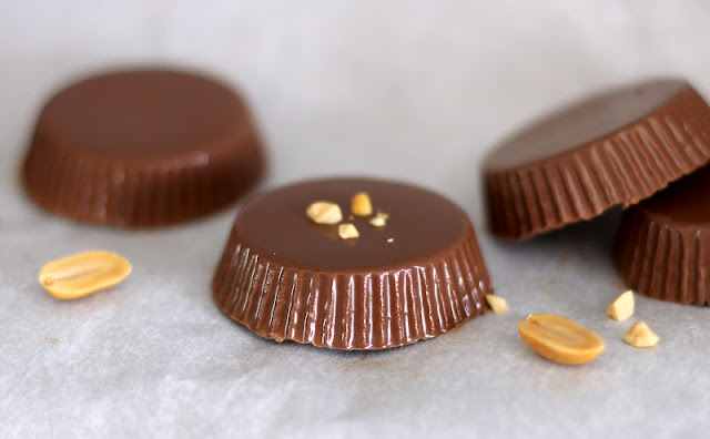 Like Reese's peanut butter cups? Then you'll LOVE these healthy, yet deliciously addictive, Canadian Peanut Butter Chocolate Cups with a hint of maple!