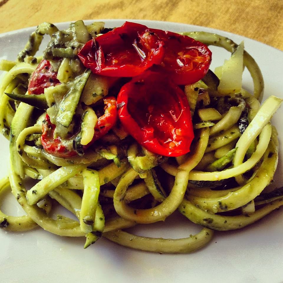 Ricetta crudista: spaghetti di zucchine con pesto e pomodorini | L&amp;#39;eco ...