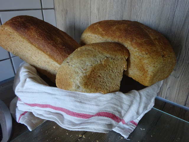 Zelf brood bakken - drie broden in broodmand met linnen doeken