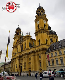 Munich - Iglesia de los Teatinos en Odeonsplatz