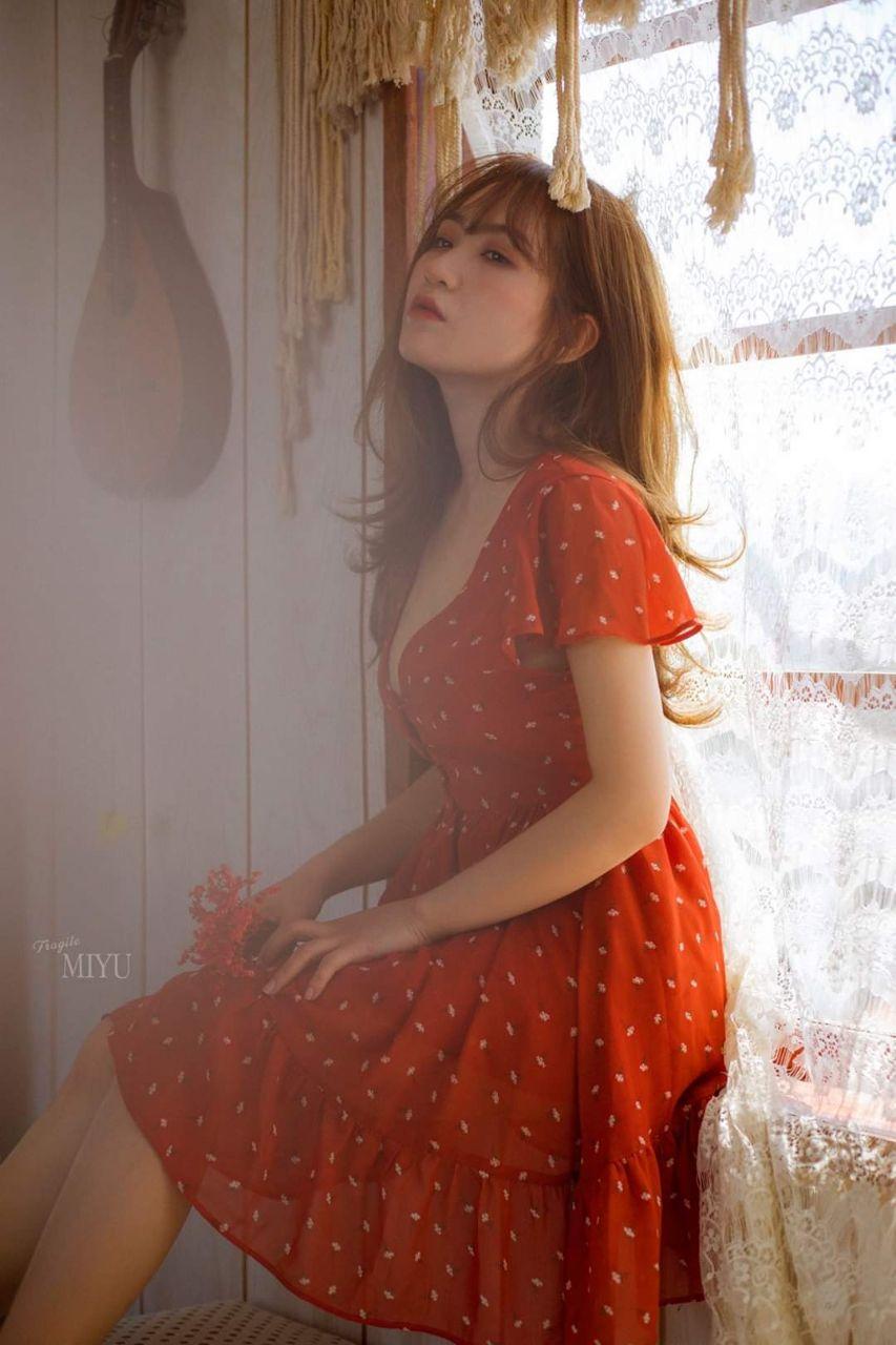 Gallery - Vietnamese model Pham Van Anh - Red polka dot dress - P7