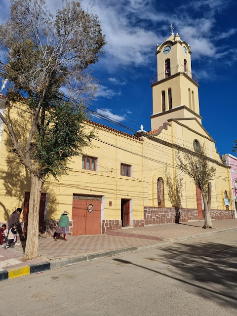 "Nuestra Sra. del Carmen" – Villazón Helfen Sie mit, diese schöne Kirche in Villazón im Süden von Bolivien zu erhalten. Zuerst müsste das Dach abgedichtet werden, dass die Schäden sich nicht vergrößern. Wenn das erfolgreich gelungen ist, können die Schäden im Innern der Kirche beseitigt werden. Dazu fehlen uns leider die Mittel und wir sind auf Eure Hilfe angewiesen. Es wird wohl ein größeres Projekt werden. Aber die Menschen hier im Süden von Bolivien werden sehr lange etwas davon haben. Die Grenzen nach Argentinien sind seit fast einem Jahr wegen Corona geschlossen und werden noch bis Dezember 2021 auch geschlossen bleiben. Ein großer Teil der Bevölkerung ist arbeitslos und kann so nur wenig Mittel zur Renovierung beisteuern. Geben Sie im Betreff ihrer Spende an für P. Hernán Tarqui, Renovierung der Kirche Villazón. https://www.esmoraca-bolivia.org/Spenden.html