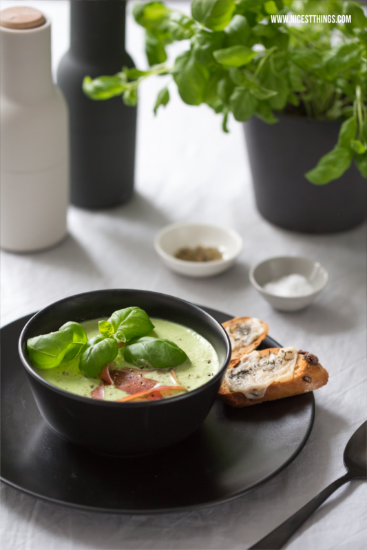 Basilikumsuppe mit Serrano Schinken und Parmesan Crostini