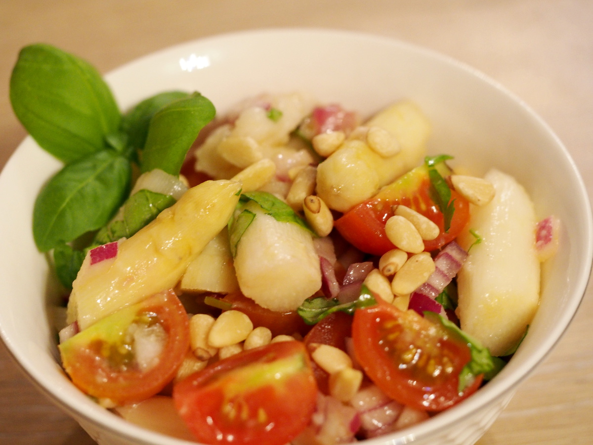 Eine Portion vom Spargelsalat in einer Schüssel