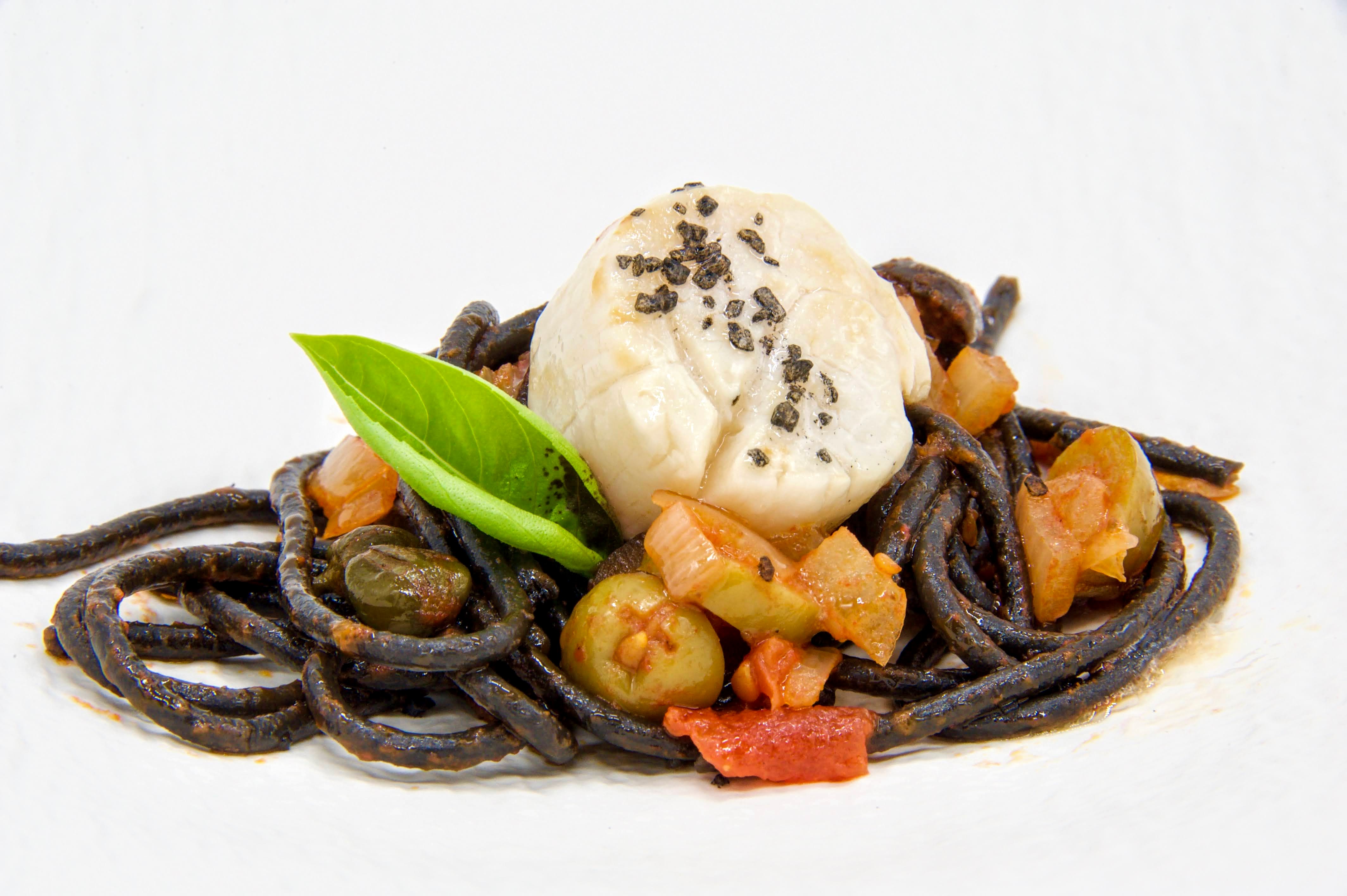 Jakobsmuschel auf schwarzen Tomaten-Oliven-Kapern - Spaghetti