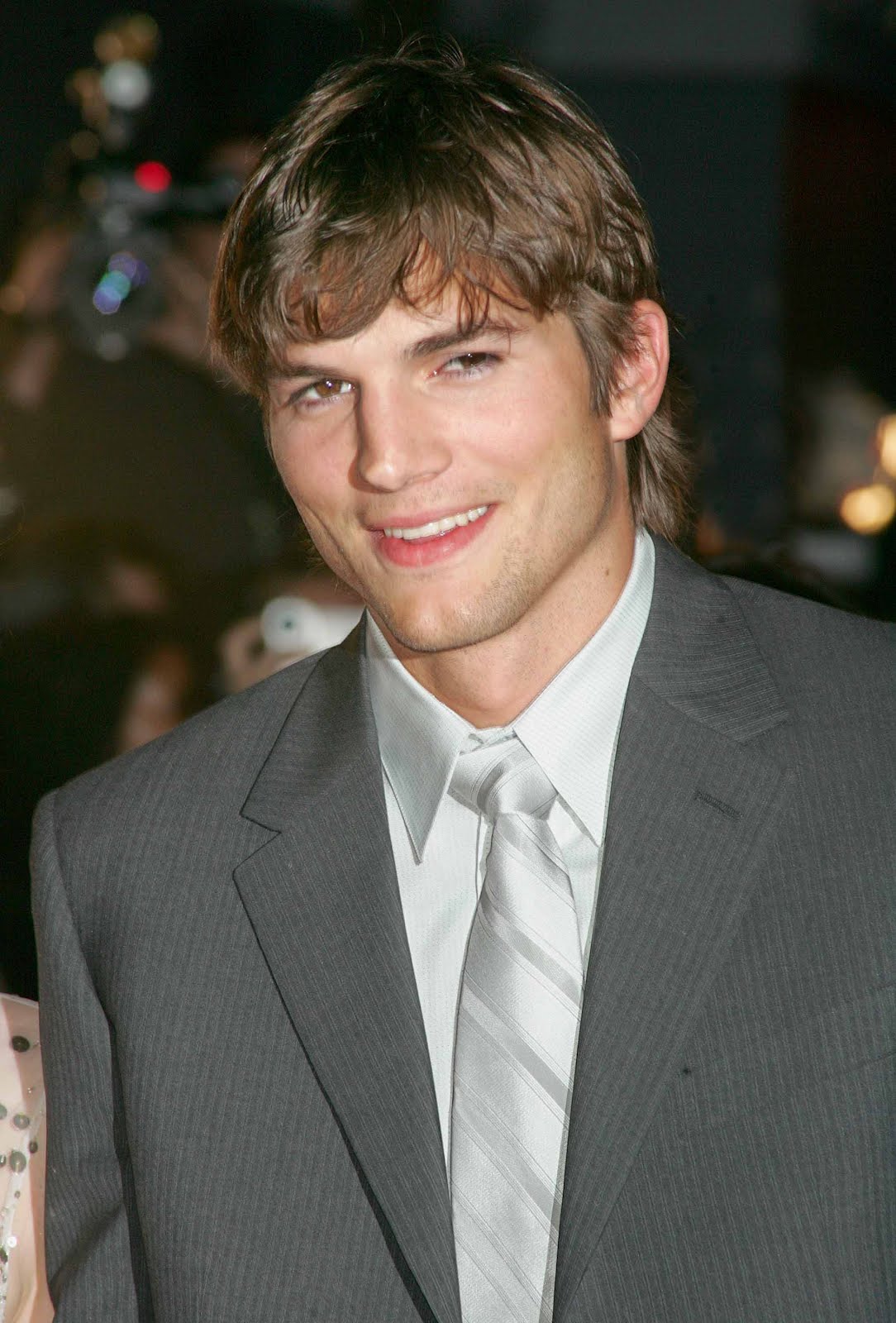 http://1.bp.blogspot.com/-RPDQuk4QCp8/TyfZpzCk1jI/AAAAAAAABA0/NZ0VqvXCvsk/s1600/Ashton-Kutcher-actor.jpg