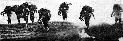 Маневры английской армии (8 февраля 1934 г.). Солдаты в противогазах выносят "отравленных" товарищей из зараженной зоны