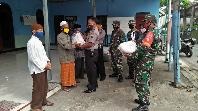 TNI-Polri Bagikan Sembako Kepada Masyarakat Dan Pengurus Masjid Di Desa Tanjungsari