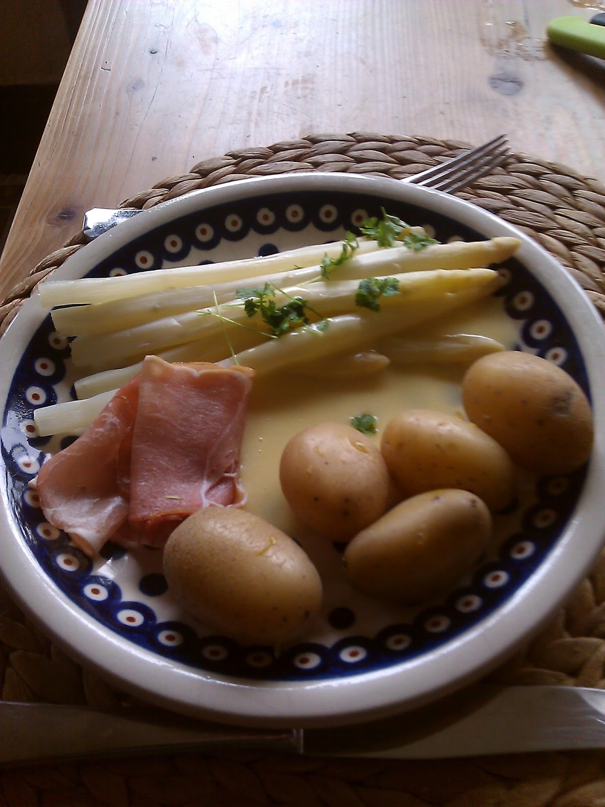 Pizza Mit Grunem Spargel Und Schafskase Auf Avocadomayonnaise