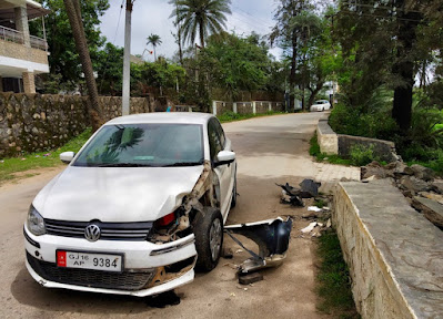 Volkswagen Car crashes into wall Mount Abu."