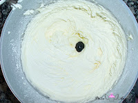 Añadiendo colorante y esencia a la crema de mantequilla y azúcar