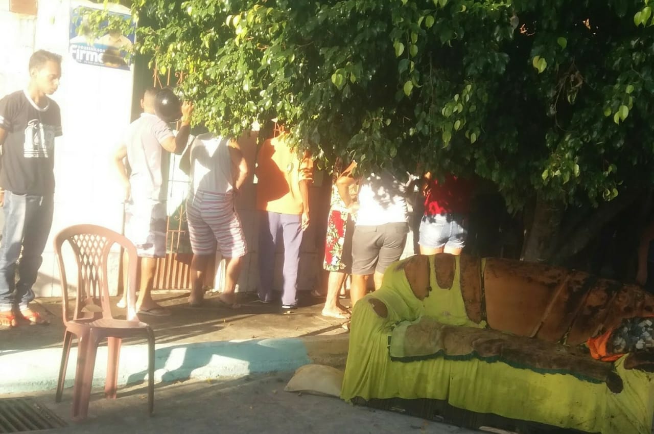 Casal de idosos, de 104 e 93 anos, morre carbonizado após casa pegar fogo em Quixabeira