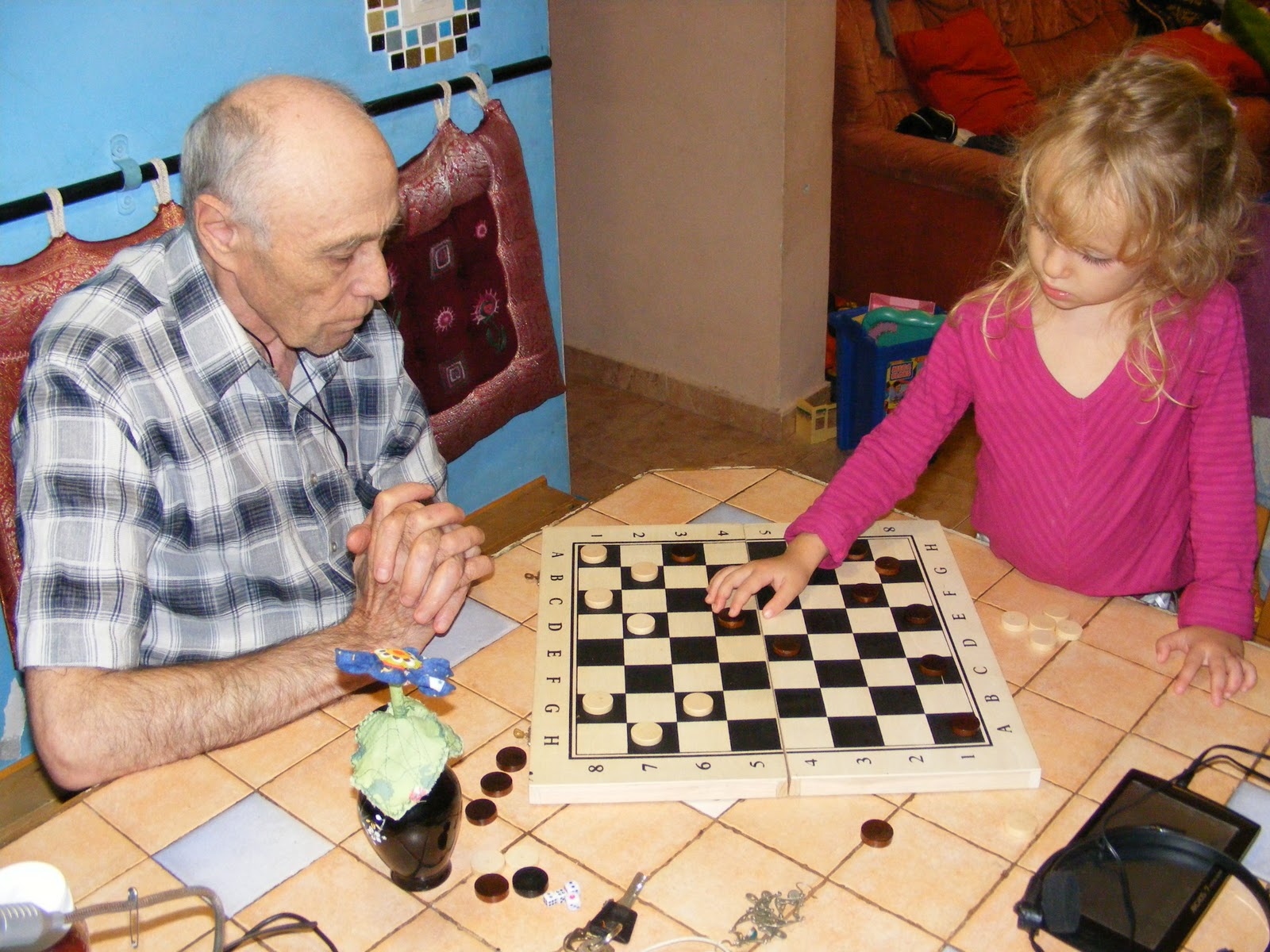 Дед с внуком играют в шашки. Шашки для детей. Дети играющие в шашки. Играющие в шашки. Люди играющие в шашки.