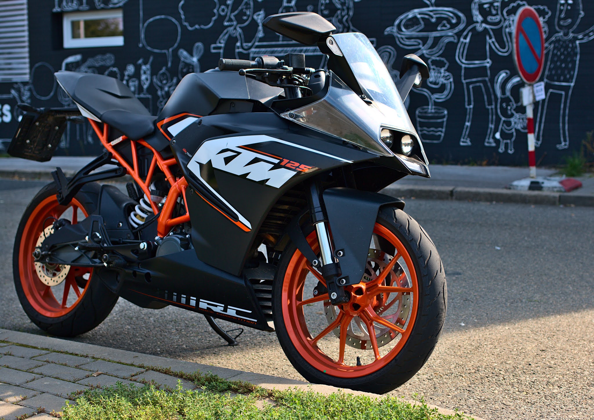 KTM RC 125 Price, Mileage, Specifications, Colors, Top Speed and Servicing Periods