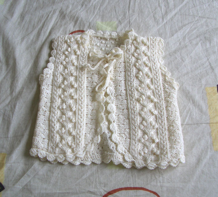 Örgü TV Beyaz dantel desenli el örgüsü kız bebek süper yelek modeli