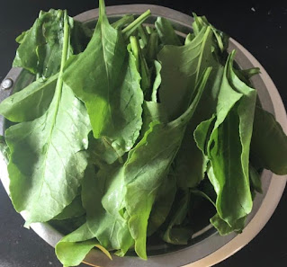 Wash the spinach into watet 2 to 3 times Wash the spinech