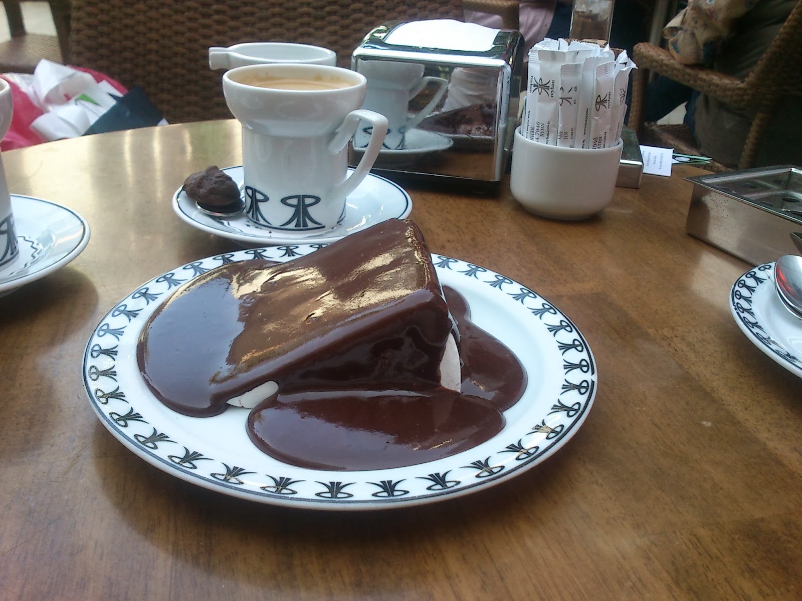 Cincinsfikirli İzmir markası Reyhan Pastanesi