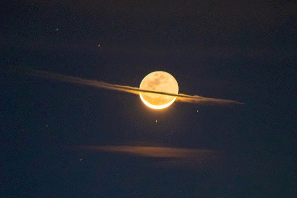 Penampakam Bulan Terbelah Dua saat Wabah Corona, Tanda-tanda Kiamat Sudah Dekat?